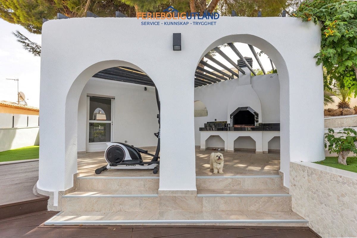 5 Zimmer Villa zu verkaufen in Los Balcones mit Pool Garage - 849.000 € (Ref: 10086562)