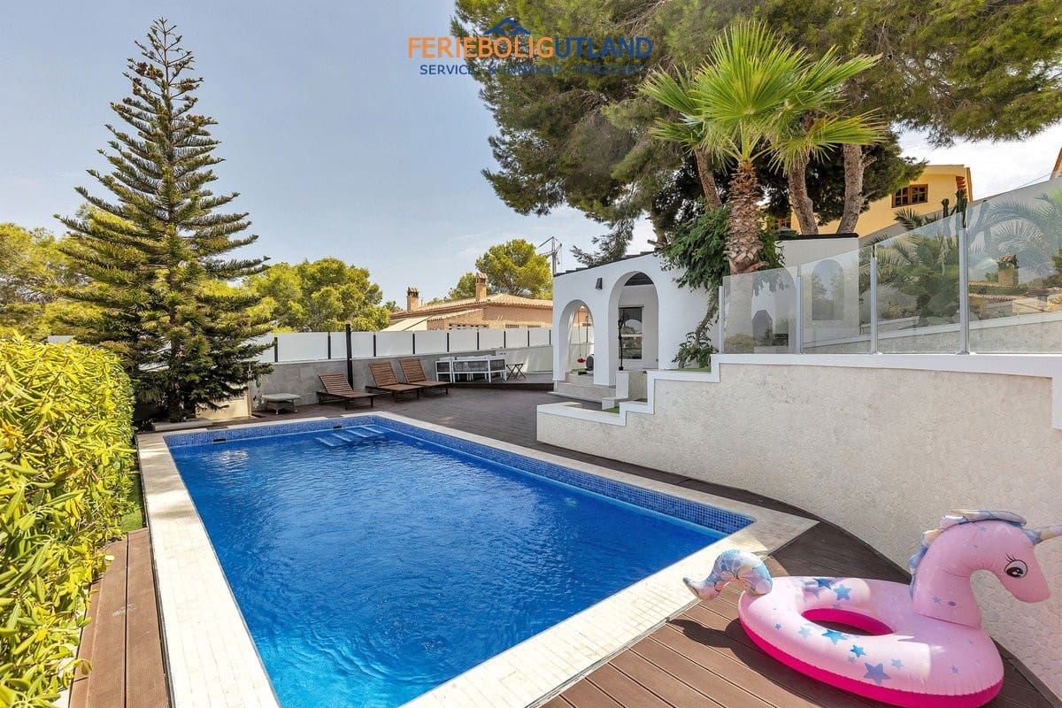 5 Zimmer Villa zu verkaufen in Los Balcones mit Pool Garage - 849.000 € (Ref: 10086562)