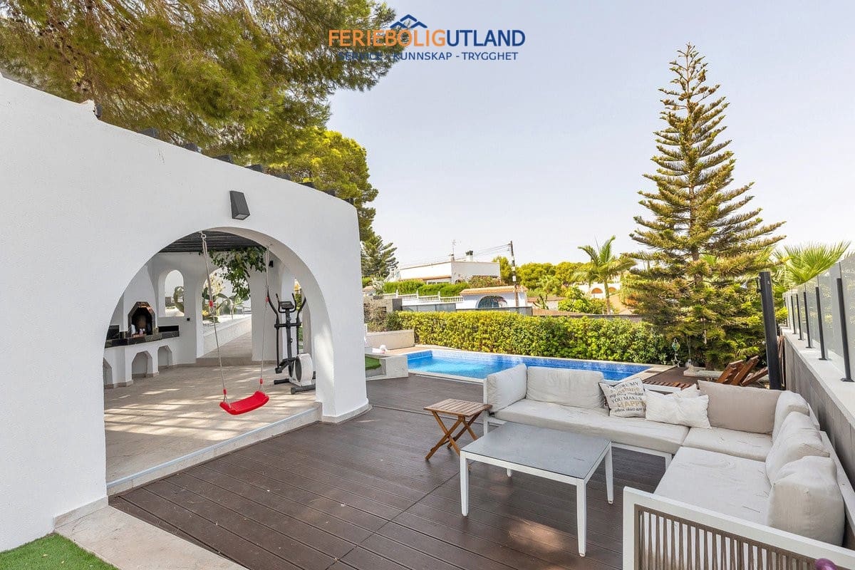 5 Zimmer Villa zu verkaufen in Los Balcones mit Pool Garage - 849.000 € (Ref: 10086562)
