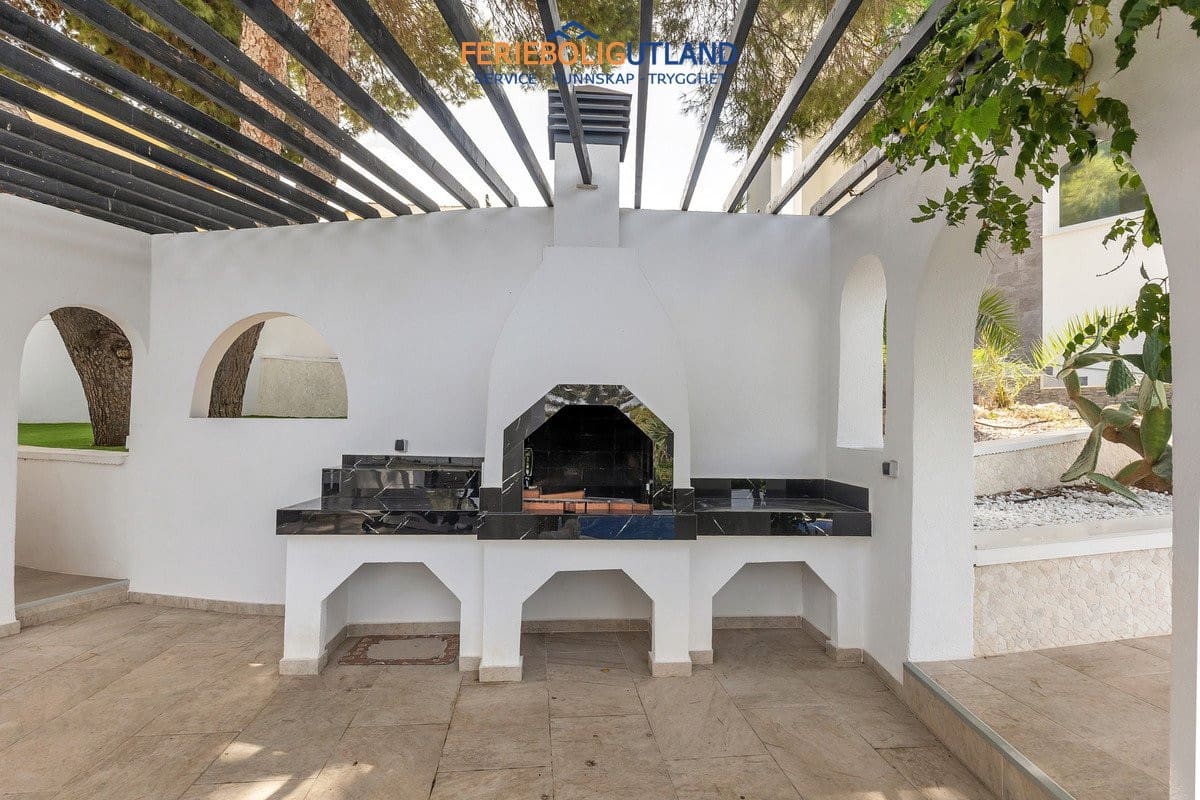 5 Zimmer Villa zu verkaufen in Los Balcones mit Pool Garage - 849.000 € (Ref: 10086562)