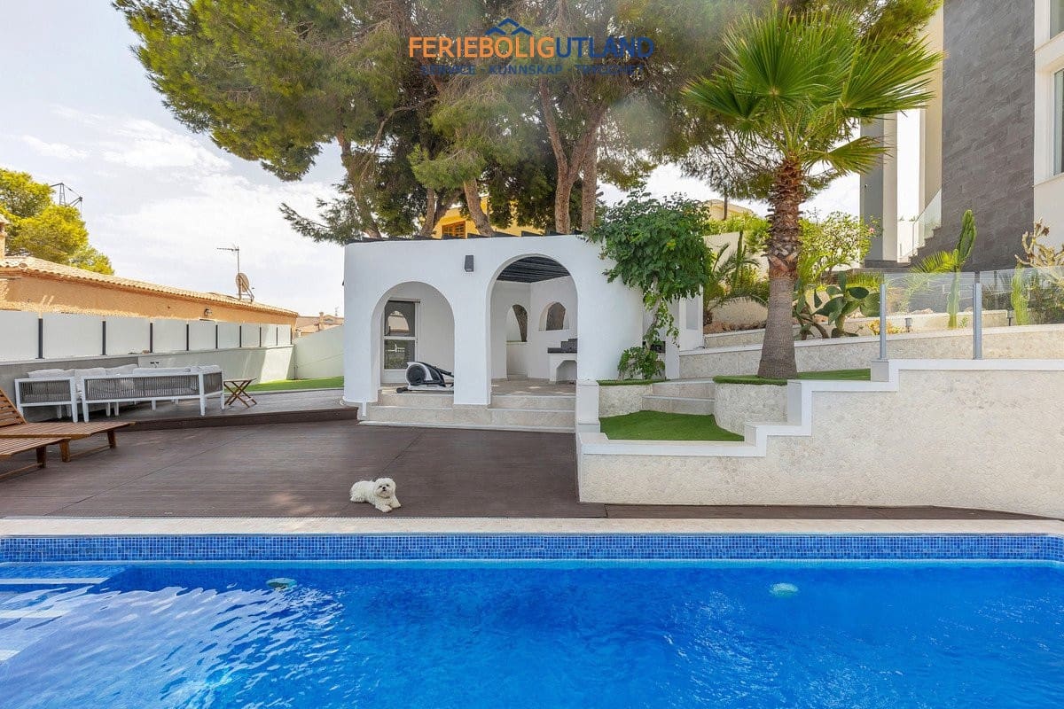 5 Zimmer Villa zu verkaufen in Los Balcones mit Pool Garage - 849.000 € (Ref: 10086562)