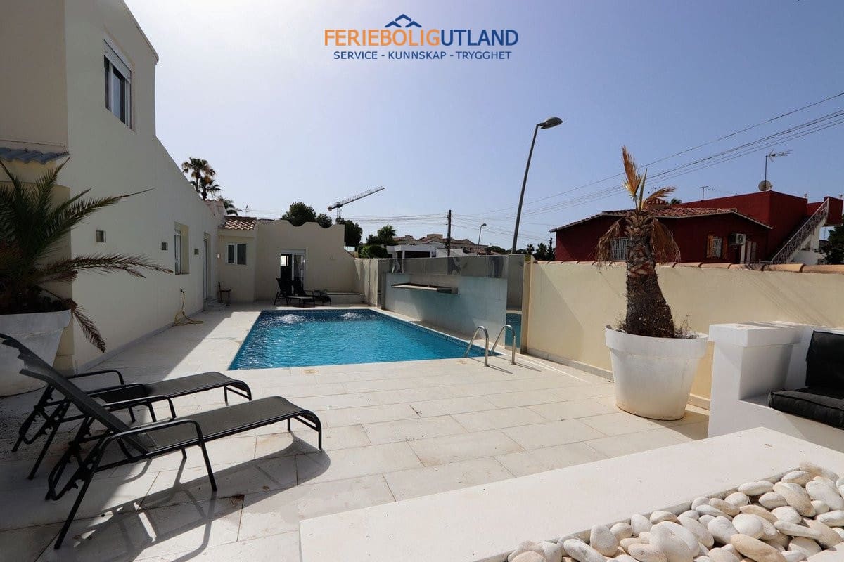 4 chambre Villa/Maison à vendre à Los Balcones avec piscine garage - 525 000 € (Ref: 10095475)