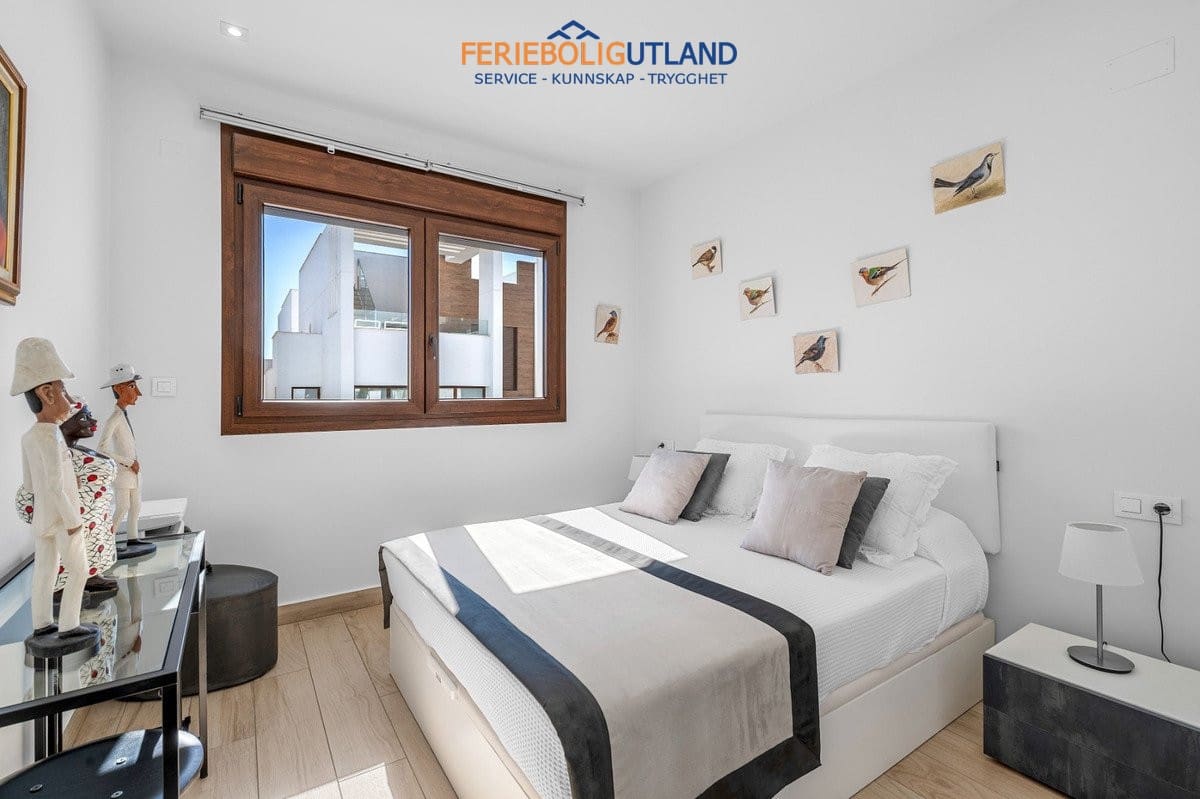 2 soverom Penthouse til salgs i Torrevieja med svømmebasseng garasje - € 295 000 (Ref: 10095713)