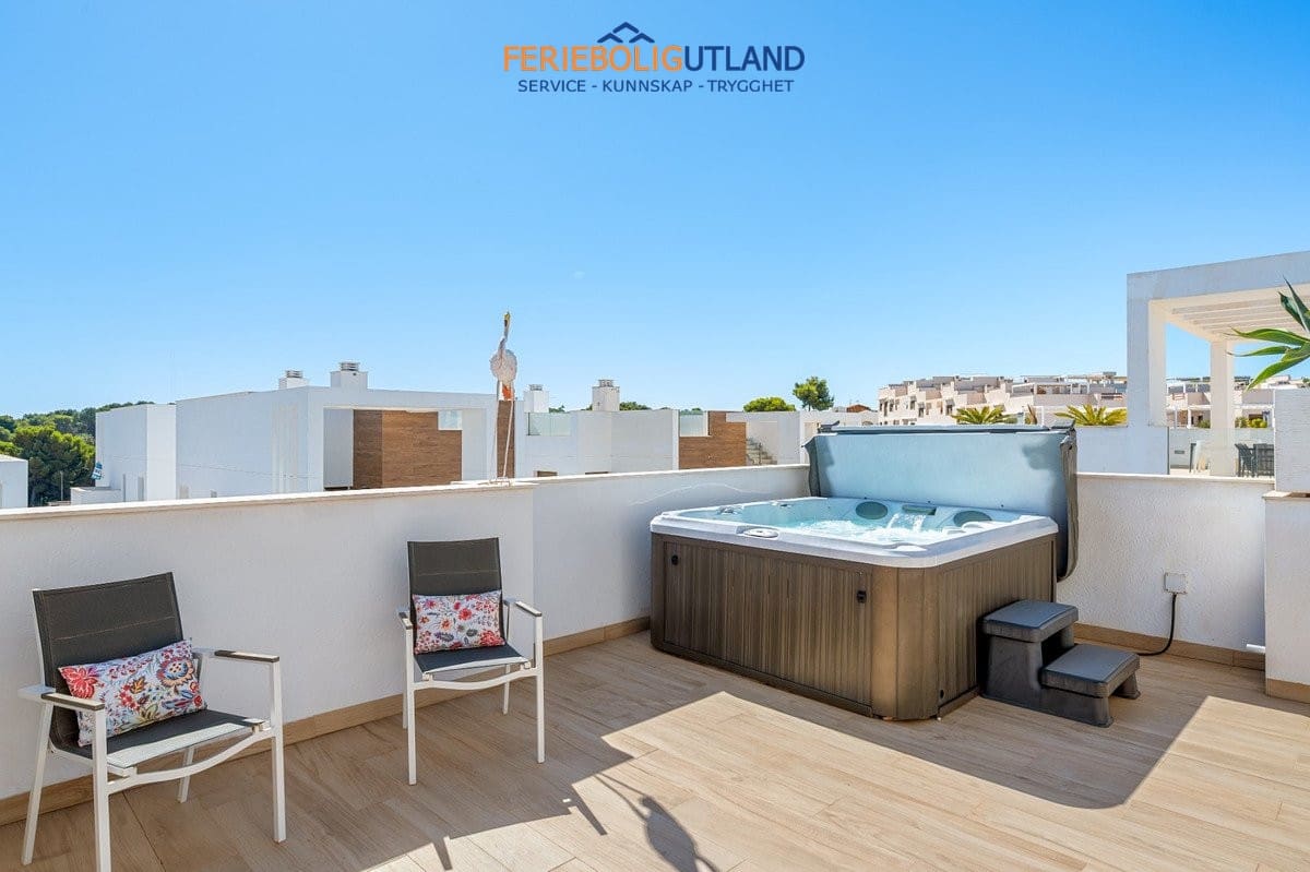 2 soverom Penthouse til salgs i Torrevieja med svømmebasseng garasje - € 295 000 (Ref: 10095713)