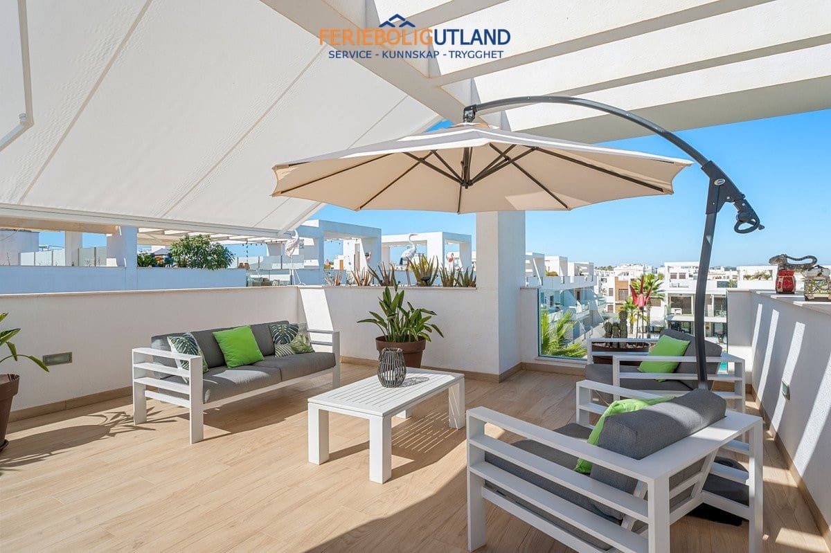 2 soverom Penthouse til salgs i Torrevieja med svømmebasseng garasje - € 295 000 (Ref: 10095713)
