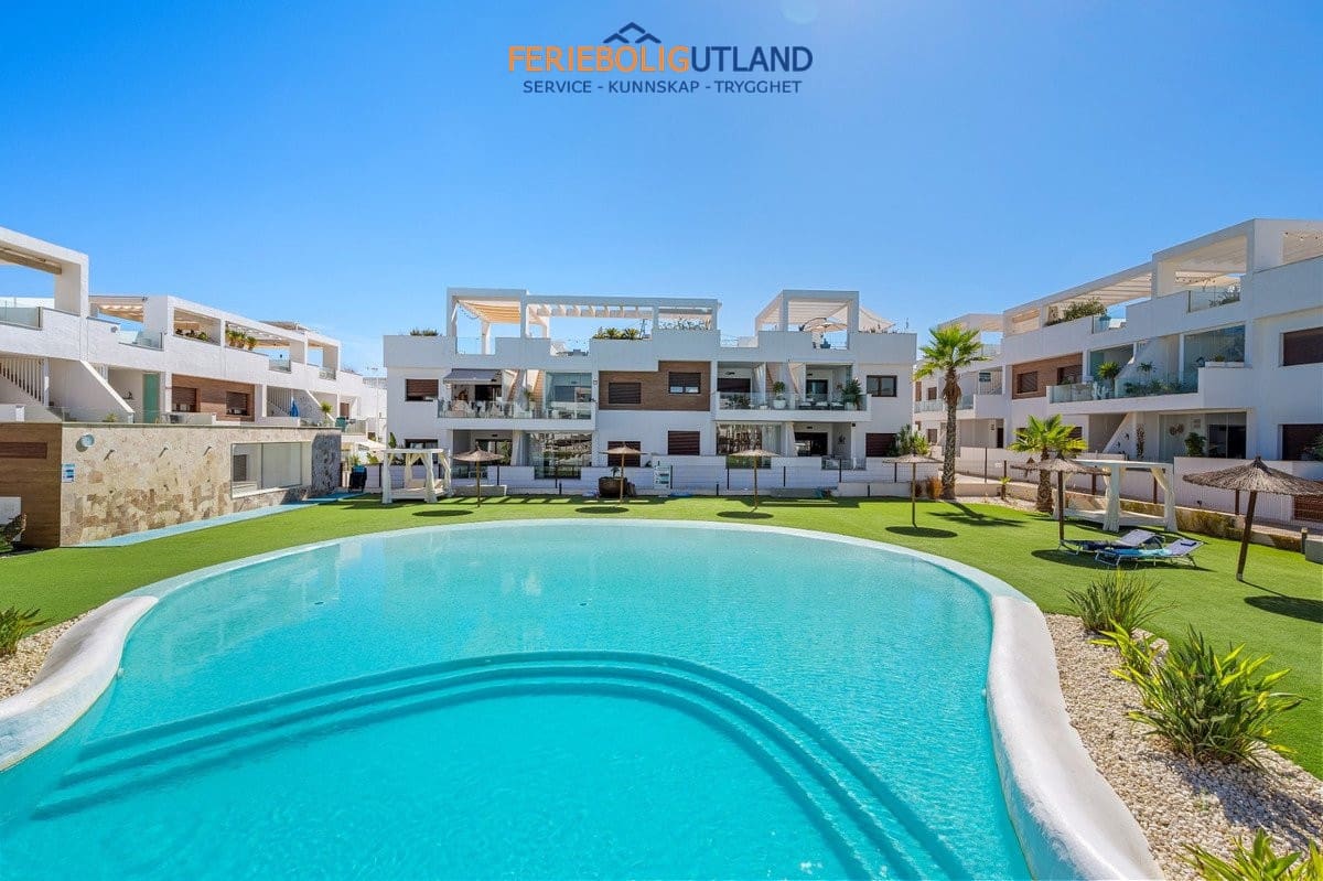 2 soverom Penthouse til salgs i Torrevieja med svømmebasseng garasje - € 295 000 (Ref: 10095713)
