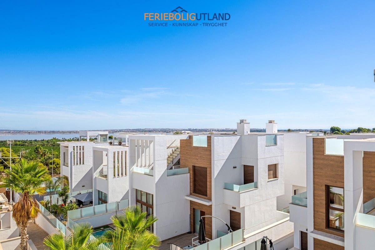 2 soverom Penthouse til salgs i Torrevieja med svømmebasseng garasje - € 295 000 (Ref: 10095713)