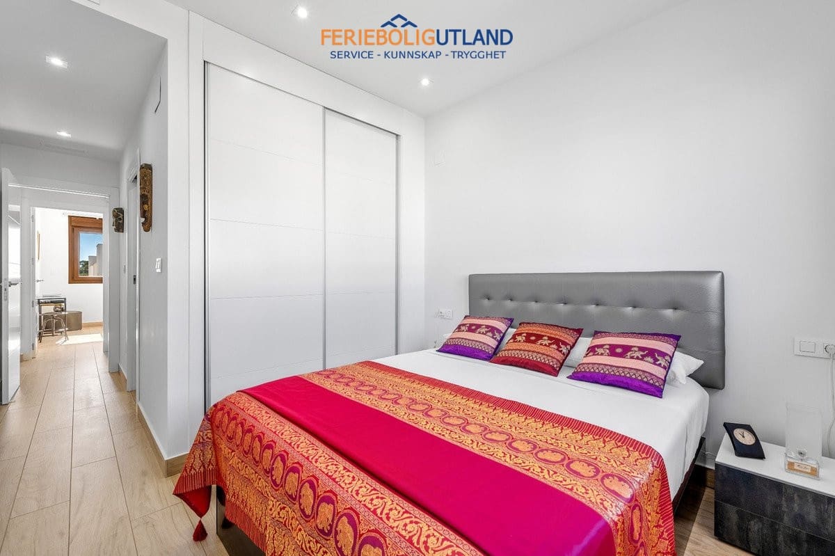 2 soverom Penthouse til salgs i Torrevieja med svømmebasseng garasje - € 295 000 (Ref: 10095713)