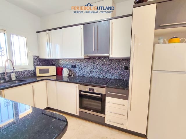 3 soverom Villa til salgs i Villamartin, Orihuela med svømmebasseng garasje - € 430 000 (Ref: 10100531)