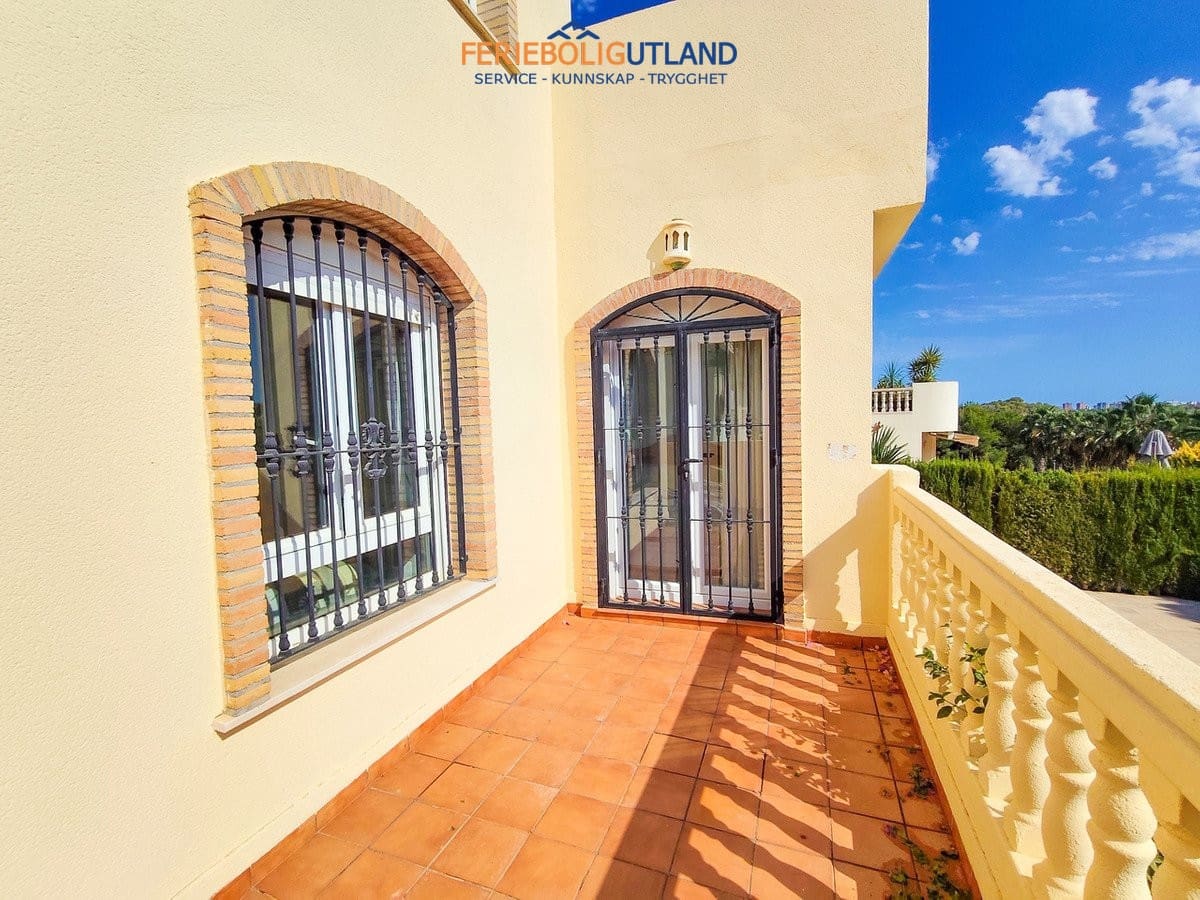 3 soverom Villa til salgs i Villamartin med svømmebasseng garasje - € 430 000 (Ref: 10100531)
