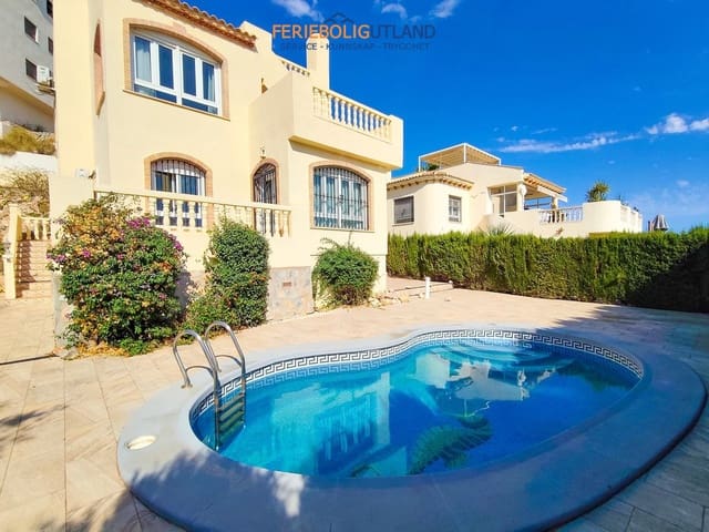 3 soverom Villa til salgs i Villamartin, Orihuela med svømmebasseng garasje - € 430 000 (Ref: 10100531)