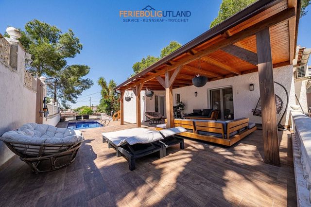4 slaapkamer Villa te koop in Pinar de Campoverde, Pilar de la Horadada met zwembad - € 395.000 (Ref: 10112140)
