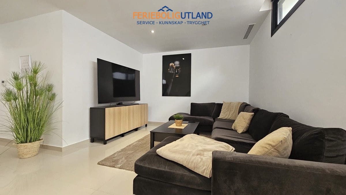 6 soveværelse Villa til salg i Villamartin med swimmingpool garage - € 546.950 (Ref: 10113558)