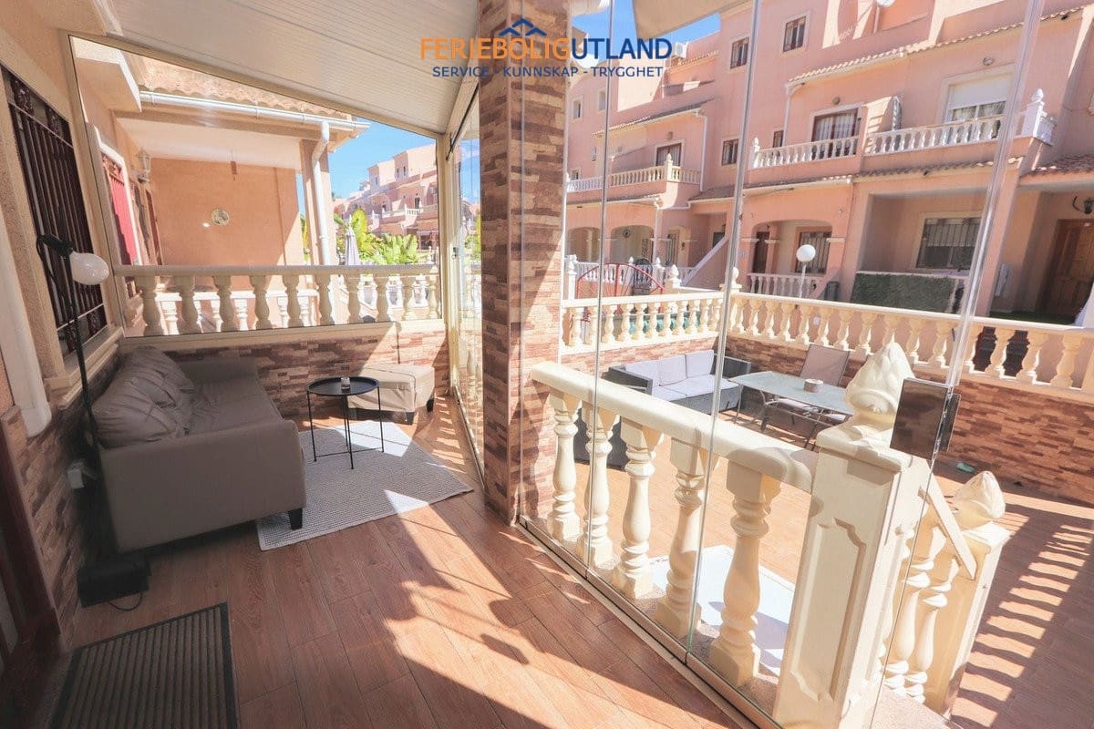 3 soveværelse Byhus til salg i Playa Flamenca med swimmingpool garage - € 279.999 (Ref: 10135112)