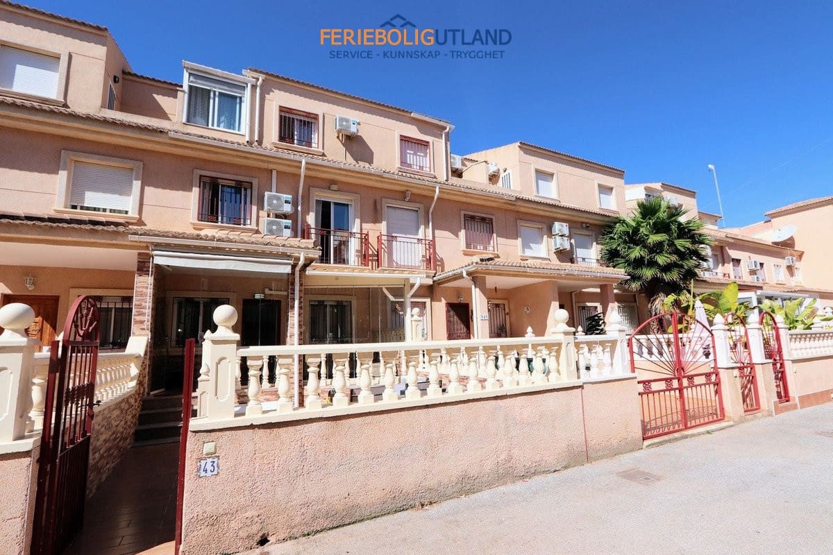 3 soveværelse Byhus til salg i Playa Flamenca med swimmingpool garage - € 279.999 (Ref: 10135112)