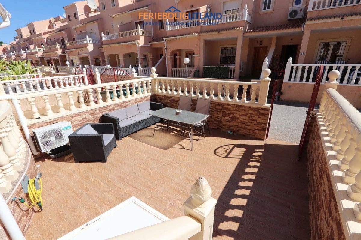 3 soveværelse Byhus til salg i Playa Flamenca med swimmingpool garage - € 279.999 (Ref: 10135112)