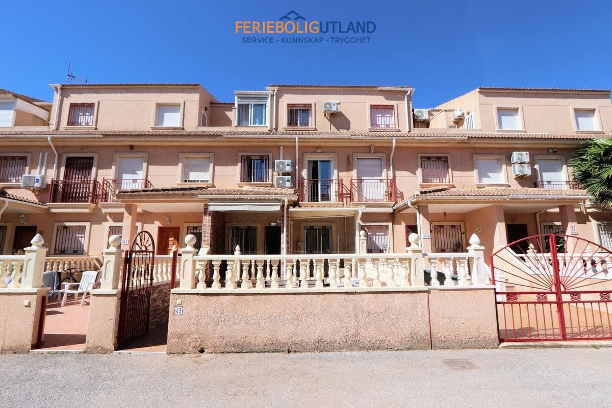 3 soveværelse Byhus til salg i Playa Flamenca med swimmingpool garage - € 279.999 (Ref: 10135112)