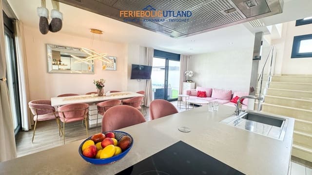 5 chambre Villa/Maison à vendre à Puerto Deportivo, Torrevieja avec piscine garage - 549 000 € (Ref: 10136546)