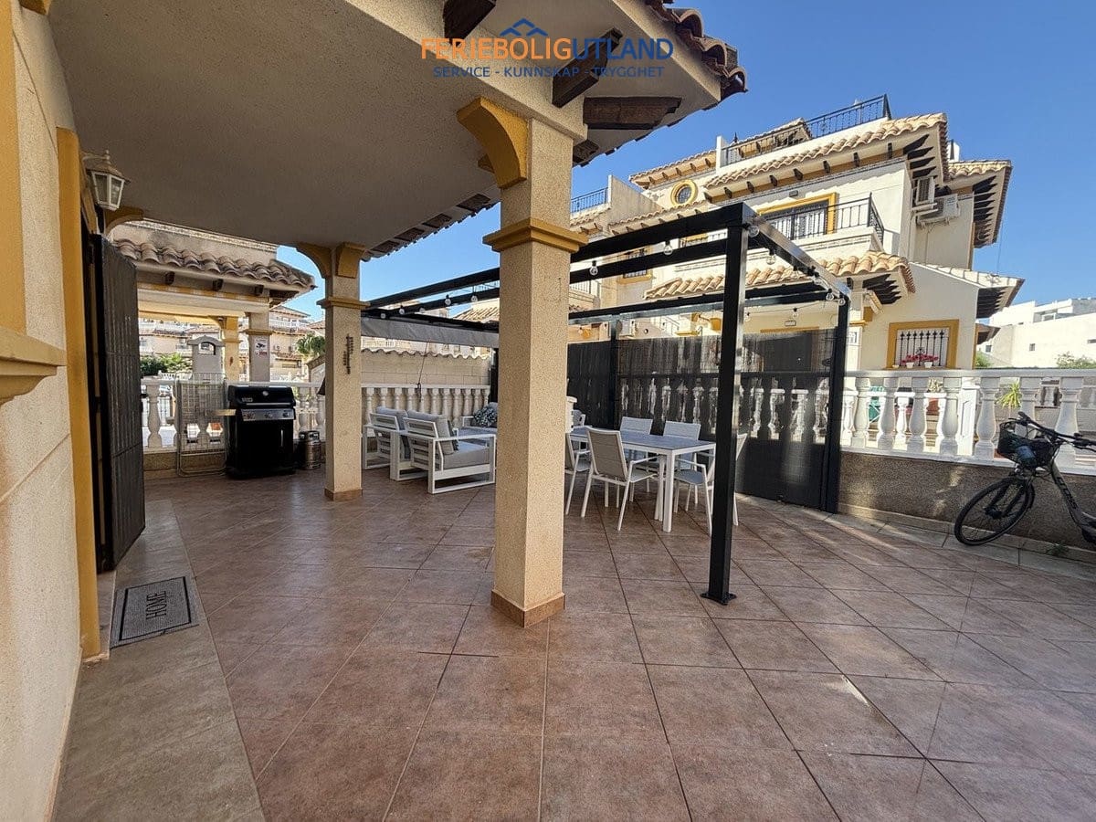 3 soveværelse Byhus til salg i La Zenia med swimmingpool - € 285.000 (Ref: 10136726)