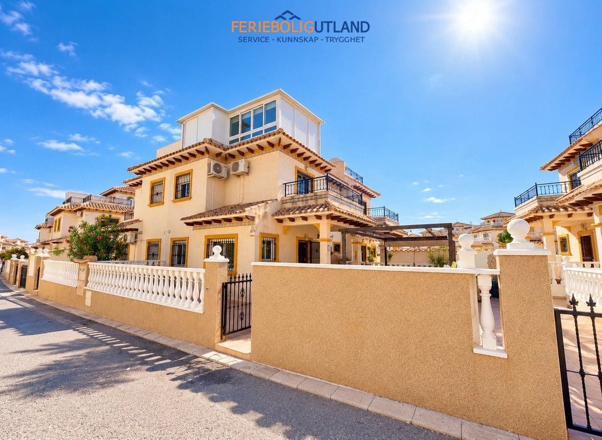 3 soveværelse Byhus til salg i La Zenia med swimmingpool - € 285.000 (Ref: 10136726)
