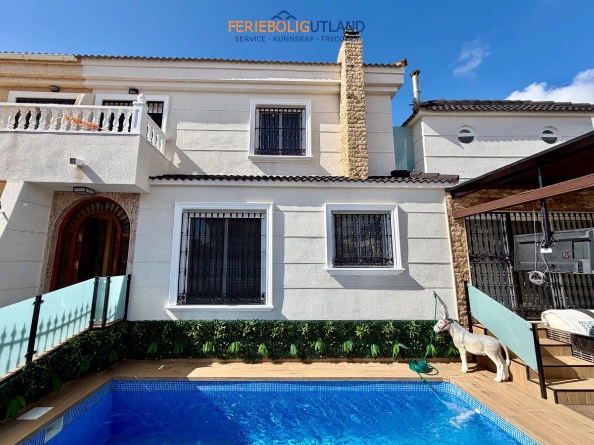 4 soveværelse Semi-Rækkehus til salg i La Zenia med swimmingpool - € 430.000 (Ref: 10140342)
