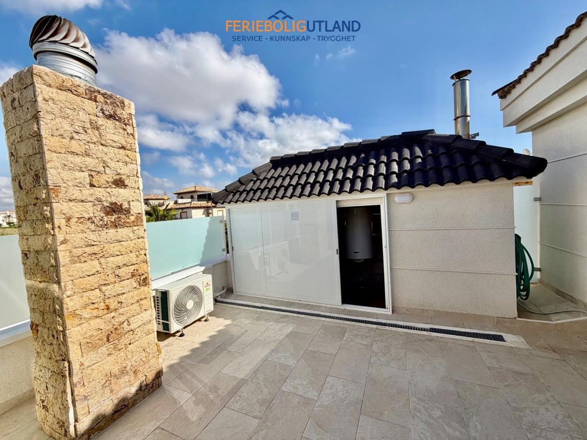 4 soveværelse Semi-Rækkehus til salg i La Zenia med swimmingpool - € 430.000 (Ref: 10140342)