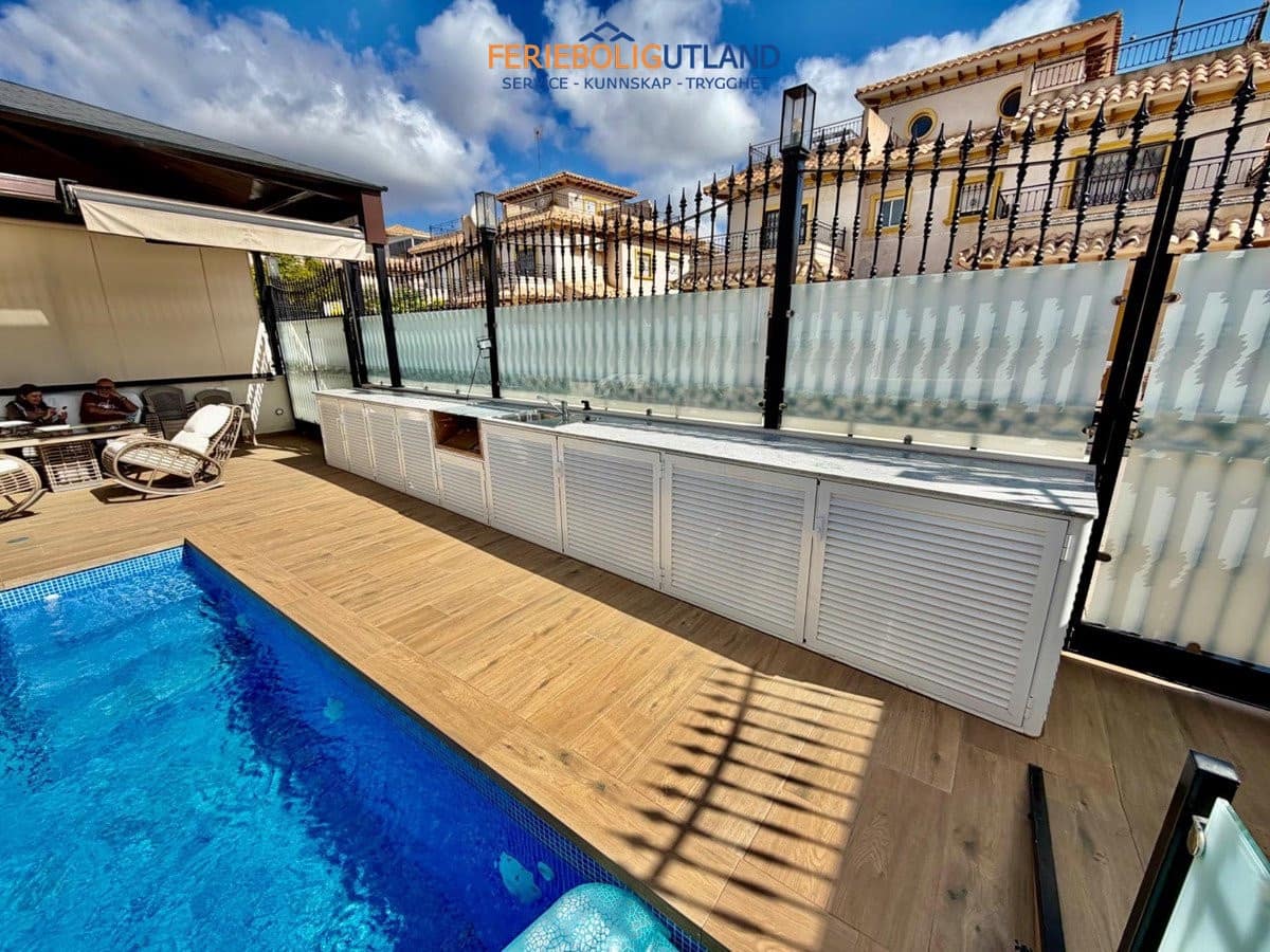 4 soveværelse Semi-Rækkehus til salg i La Zenia med swimmingpool - € 430.000 (Ref: 10140342)