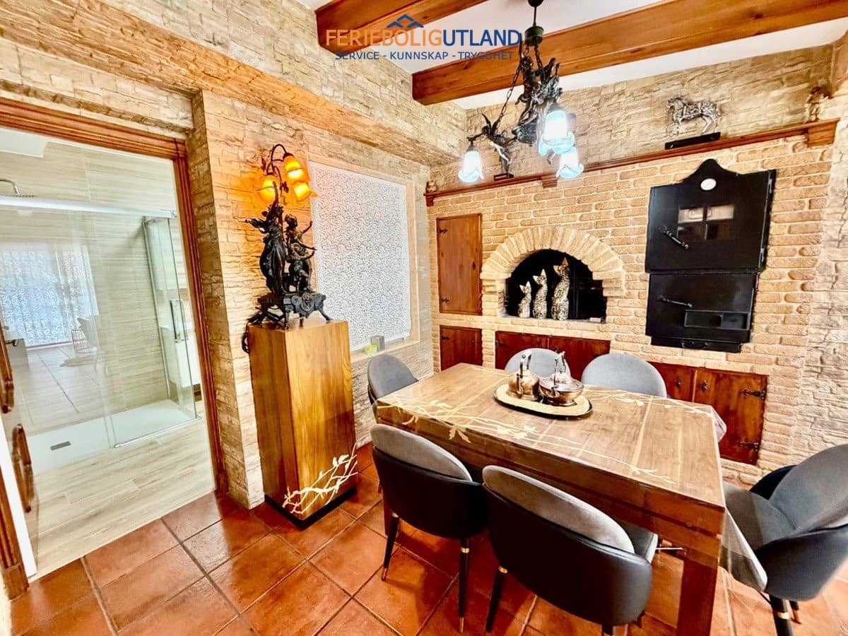 4 soveværelse Semi-Rækkehus til salg i La Zenia med swimmingpool - € 430.000 (Ref: 10140342)