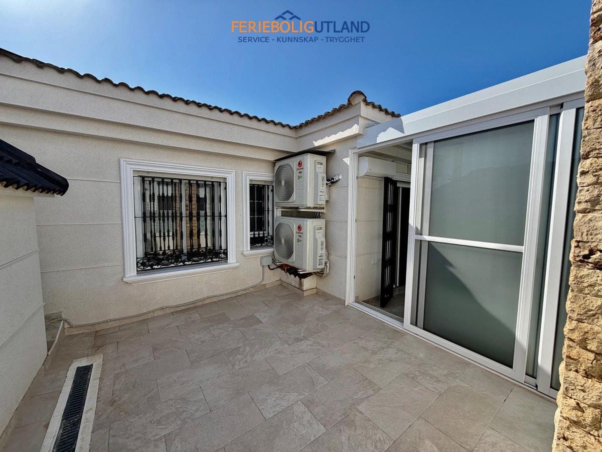 4 soveværelse Semi-Rækkehus til salg i La Zenia med swimmingpool - € 430.000 (Ref: 10140342)
