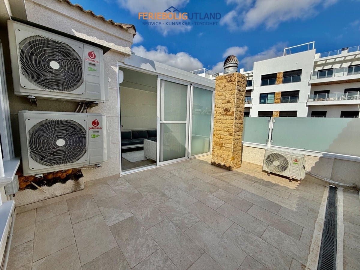 4 soveværelse Semi-Rækkehus til salg i La Zenia med swimmingpool - € 430.000 (Ref: 10140342)
