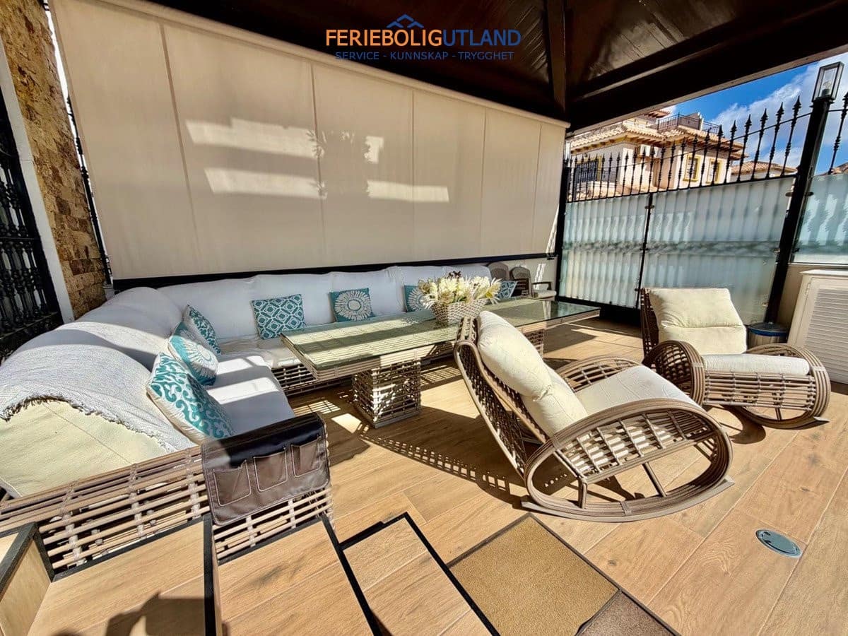 4 soveværelse Semi-Rækkehus til salg i La Zenia med swimmingpool - € 430.000 (Ref: 10140342)
