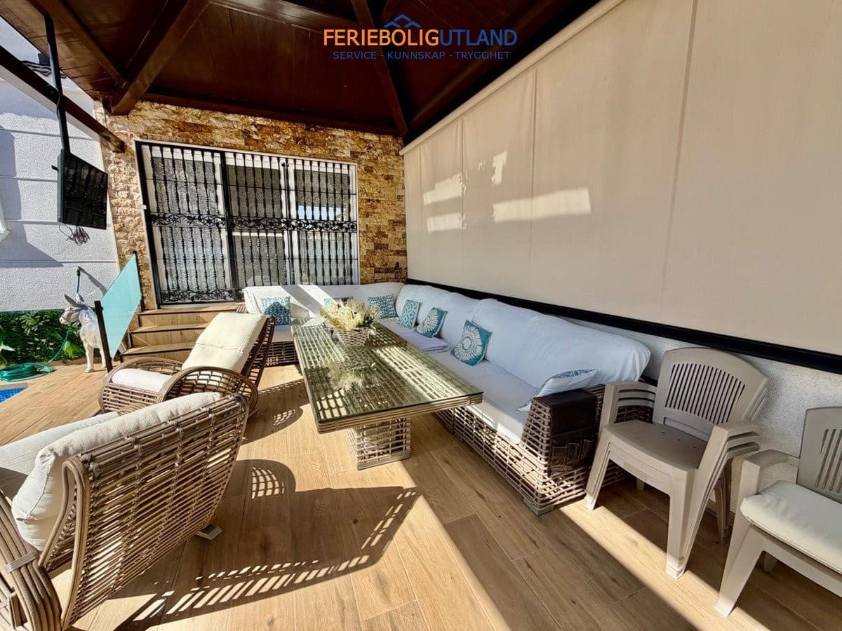 4 soveværelse Semi-Rækkehus til salg i La Zenia med swimmingpool - € 430.000 (Ref: 10140342)