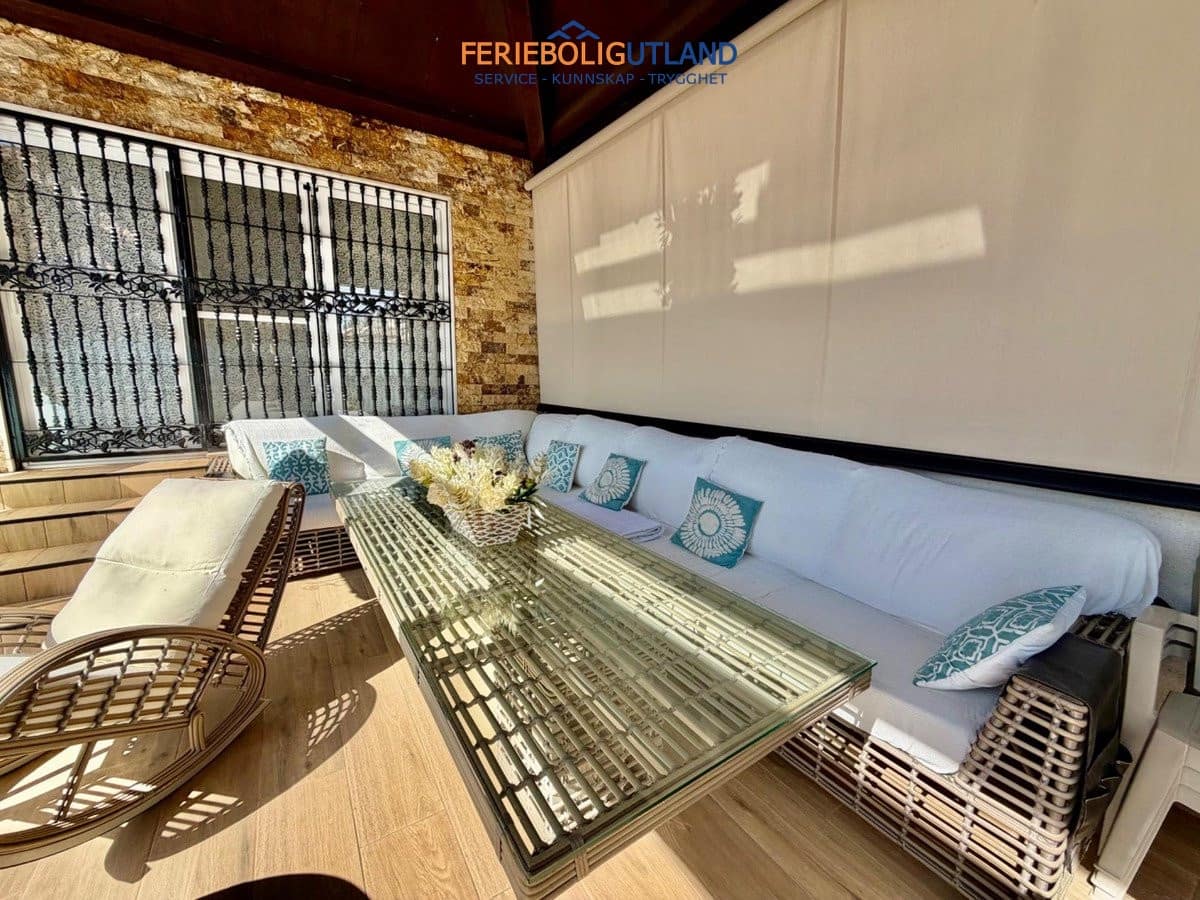 4 soveværelse Semi-Rækkehus til salg i La Zenia med swimmingpool - € 430.000 (Ref: 10140342)