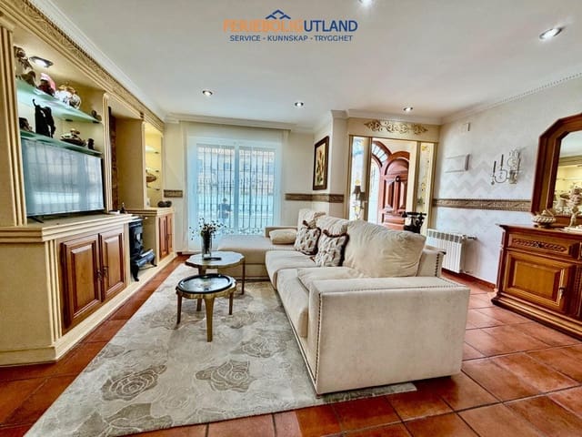 4 sypialnia Dom blizniak na sprzedaż w La Zenia, Orihuela z basenem - 430 000 € (Ref: 10140342)
