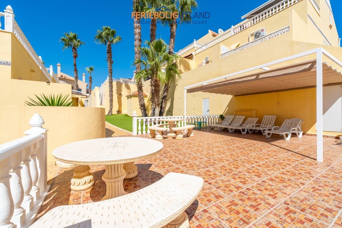 2 bedroom Townhouse for sale in Villamartin with pool - € 229,800 (Ref: 10154107)