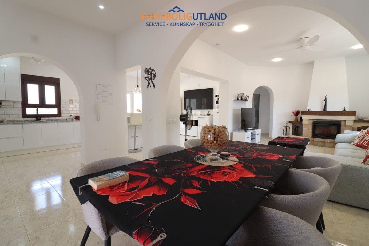 3 bedroom Villa for sale in Daya Vieja with pool garage - € 650,000 (Ref: 10163231)