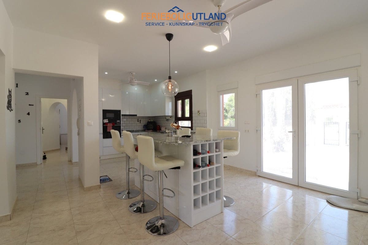 3 bedroom Villa for sale in Daya Vieja with pool garage - € 650,000 (Ref: 10163231)