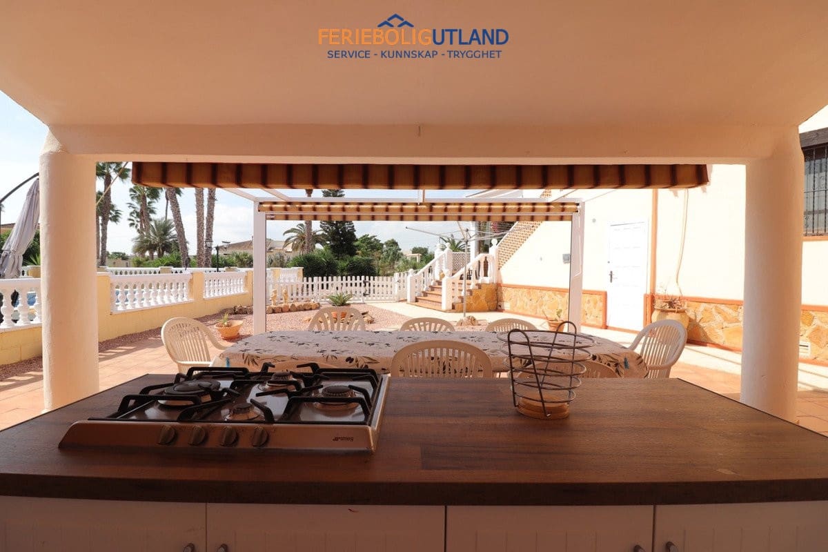 3 bedroom Villa for sale in Daya Vieja with pool garage - € 650,000 (Ref: 10163231)