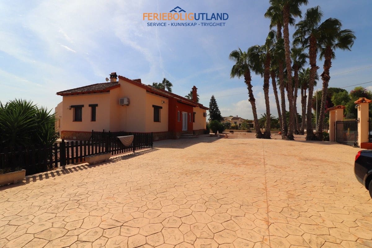 3 bedroom Villa for sale in Daya Vieja with pool garage - € 650,000 (Ref: 10163231)