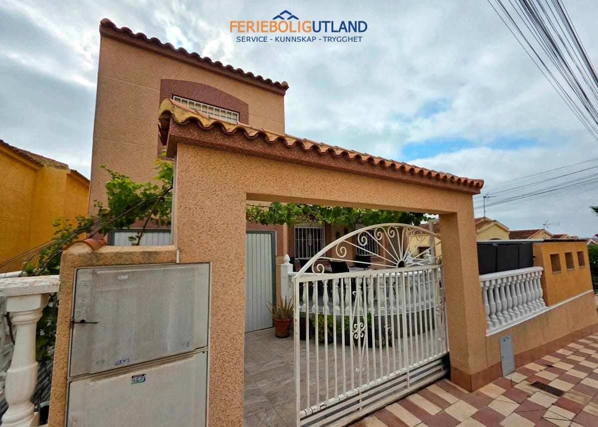 5 bedroom Villa for sale in La Marina with pool garage - € 338,000 (Ref: 10163357)