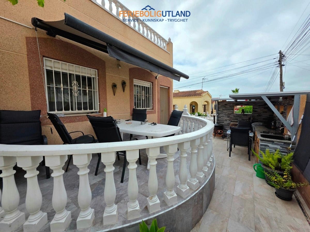 5 bedroom Villa for sale in La Marina with pool garage - € 338,000 (Ref: 10163357)
