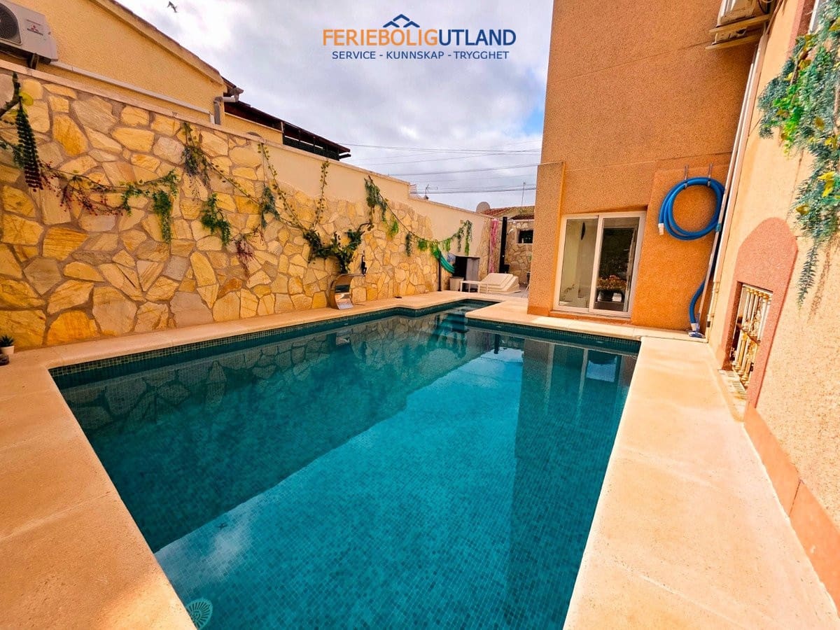 5 bedroom Villa for sale in La Marina with pool garage - € 338,000 (Ref: 10163357)