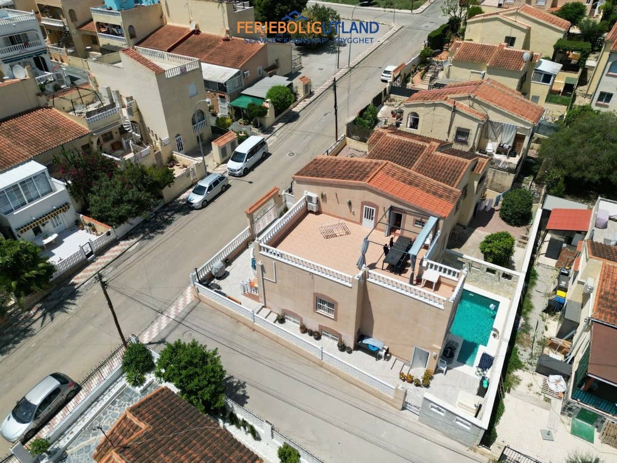 5 bedroom Villa for sale in La Marina with pool garage - € 338,000 (Ref: 10163357)
