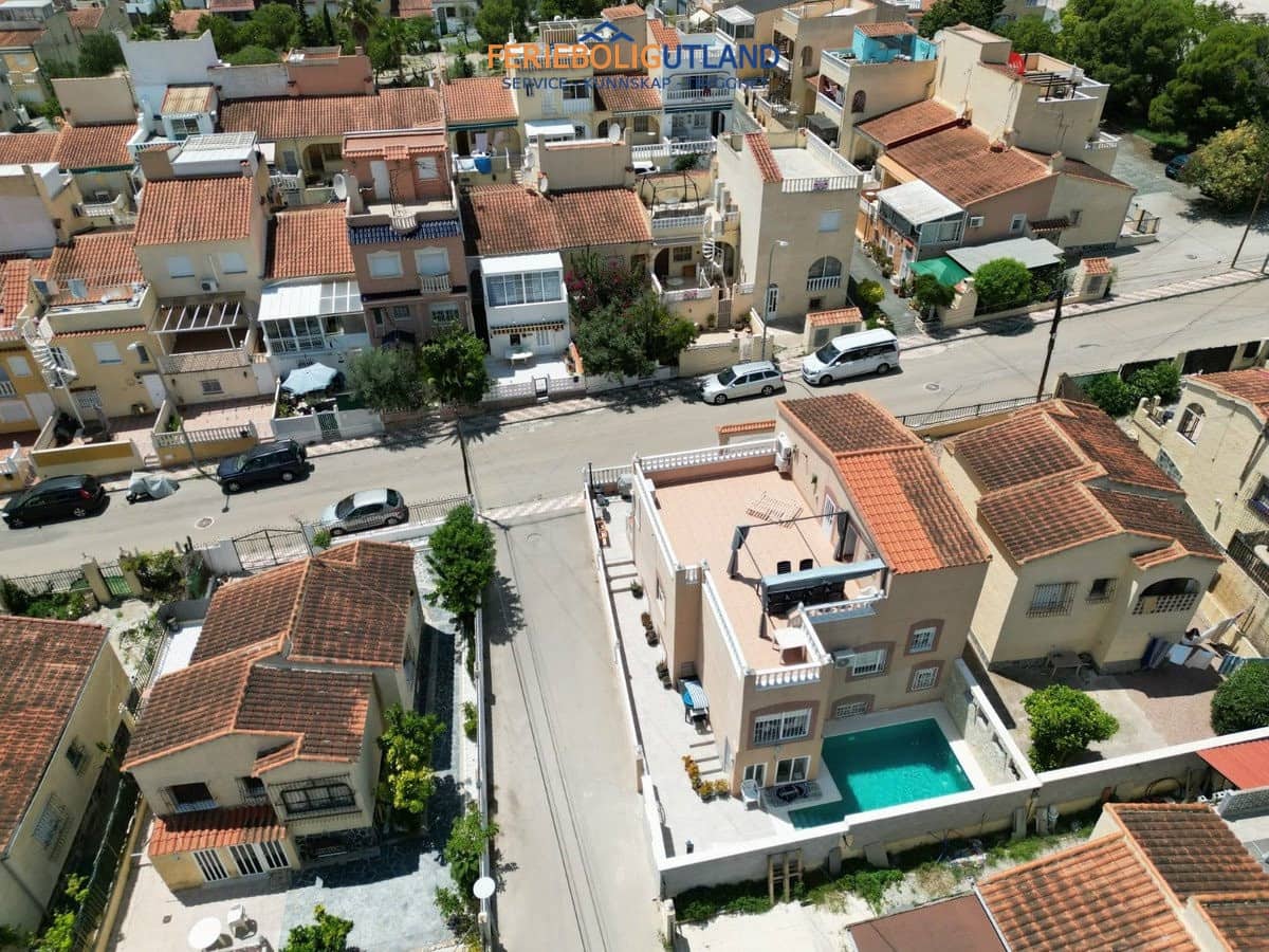 5 bedroom Villa for sale in La Marina with pool garage - € 338,000 (Ref: 10163357)