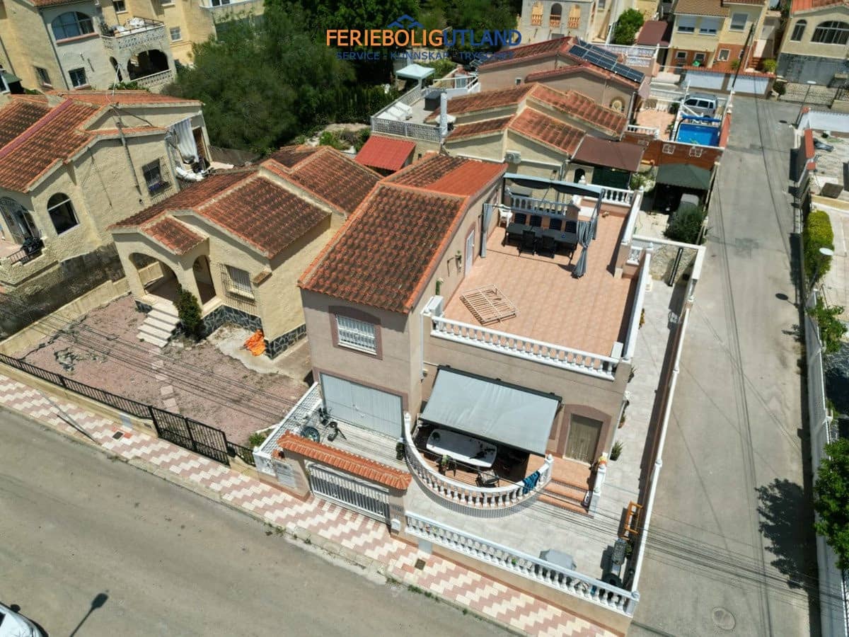 5 bedroom Villa for sale in La Marina with pool garage - € 338,000 (Ref: 10163357)