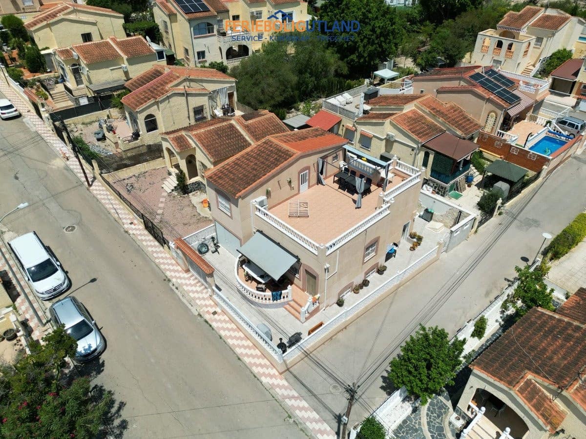 5 bedroom Villa for sale in La Marina with pool garage - € 338,000 (Ref: 10163357)
