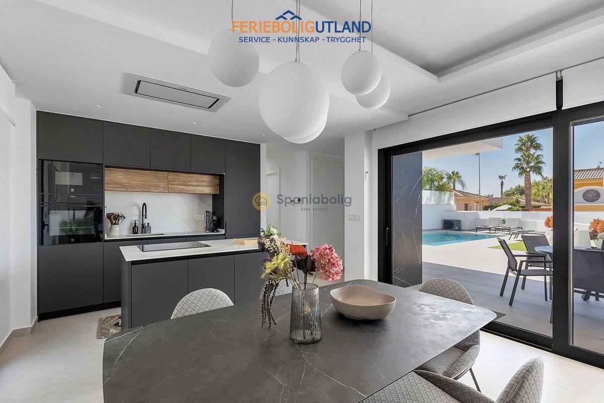 3 bedroom Villa for sale in Benijofar with pool garage - € 779,000 (Ref: 10163360)