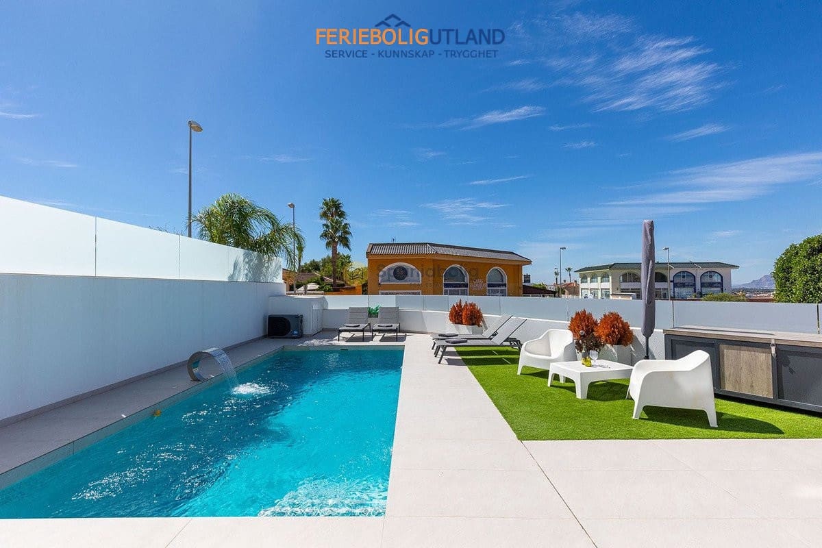 3 bedroom Villa for sale in Benijofar with pool garage - € 779,000 (Ref: 10163360)