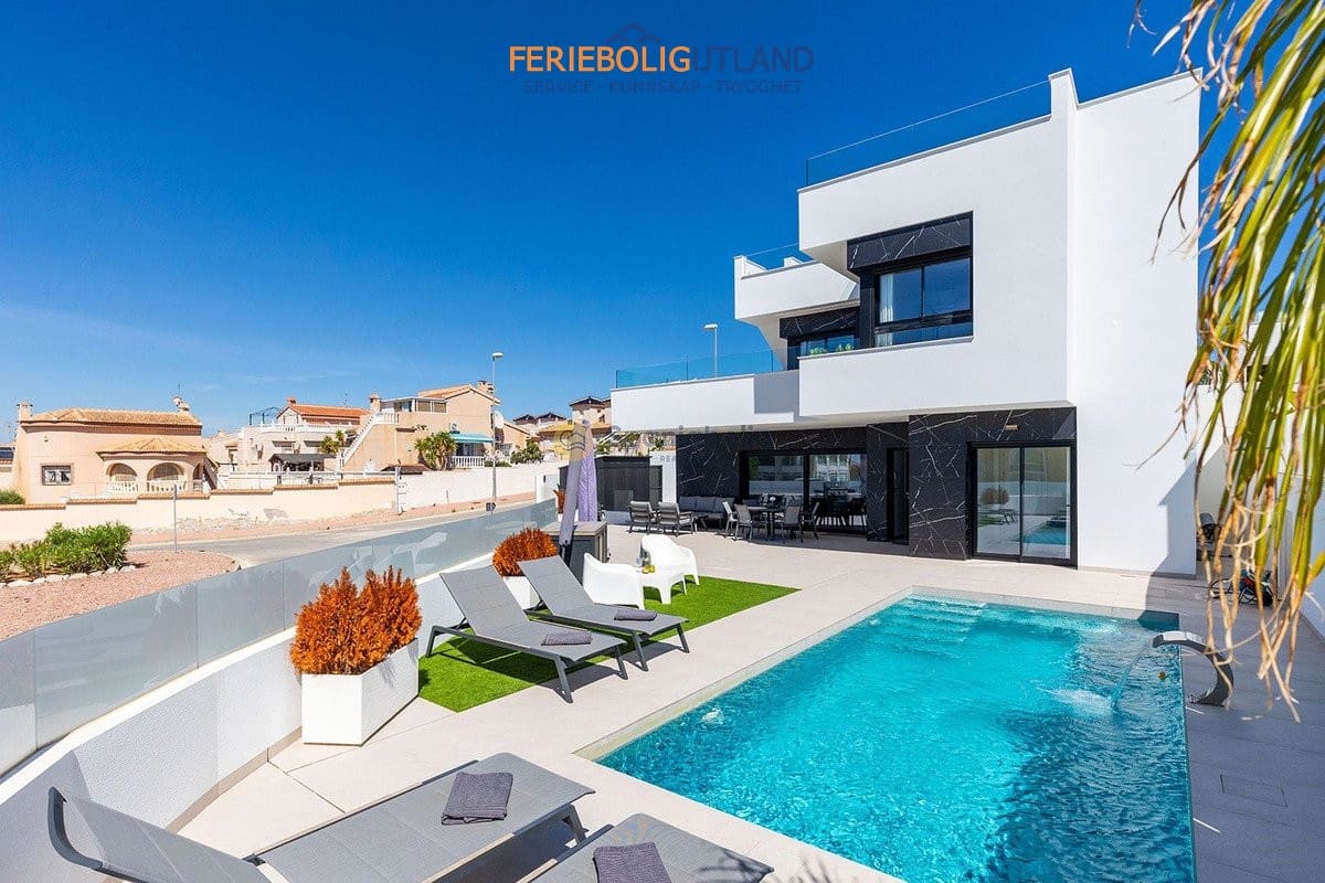 3 bedroom Villa for sale in Benijofar with pool garage - € 779,000 (Ref: 10163360)