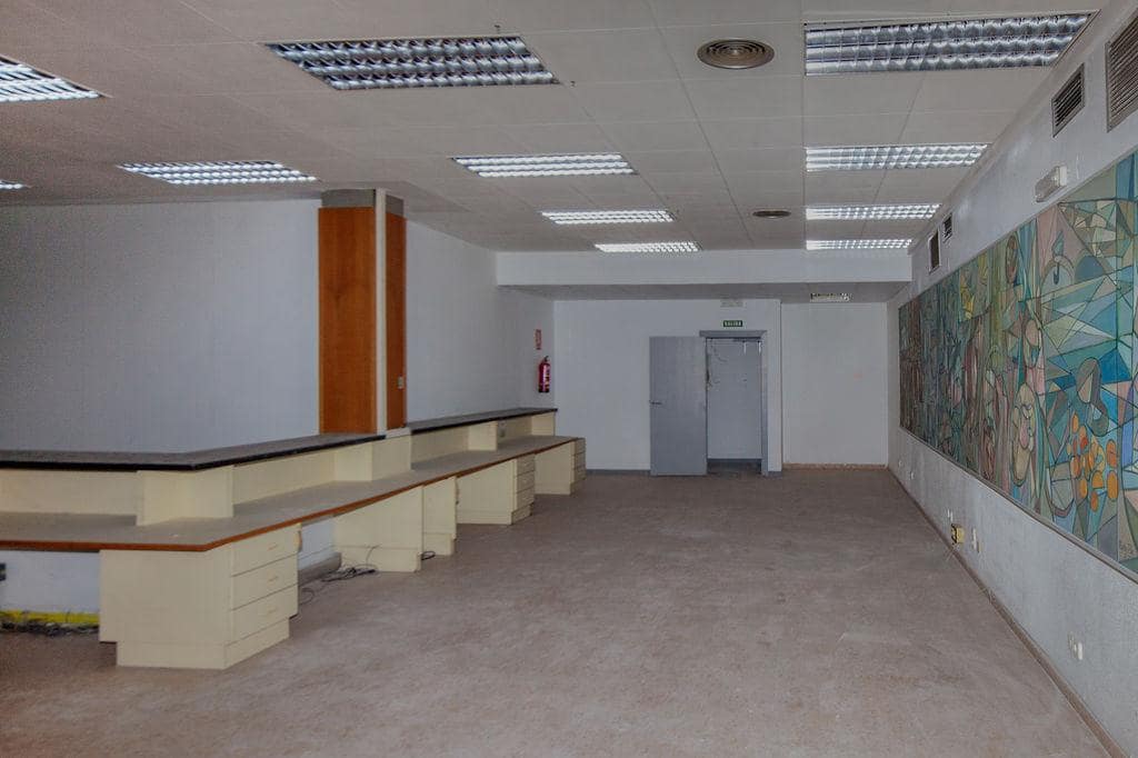 4 bedroom Business for sale in Carcaixent - € 205,000 (Ref: 9427658)